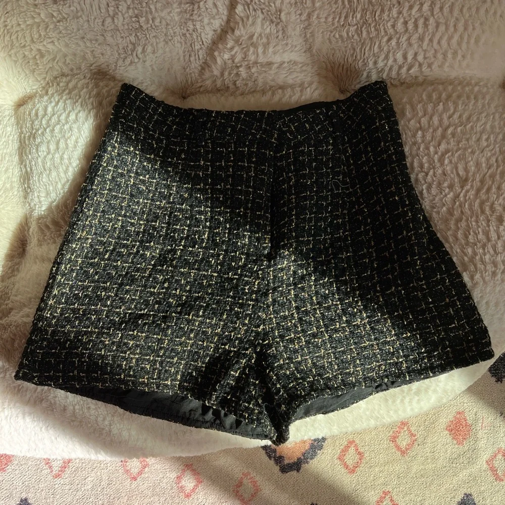 Black/Gold Tweed/Boucle detailed high waisted short- Size US 10 - Picture 3 of 5